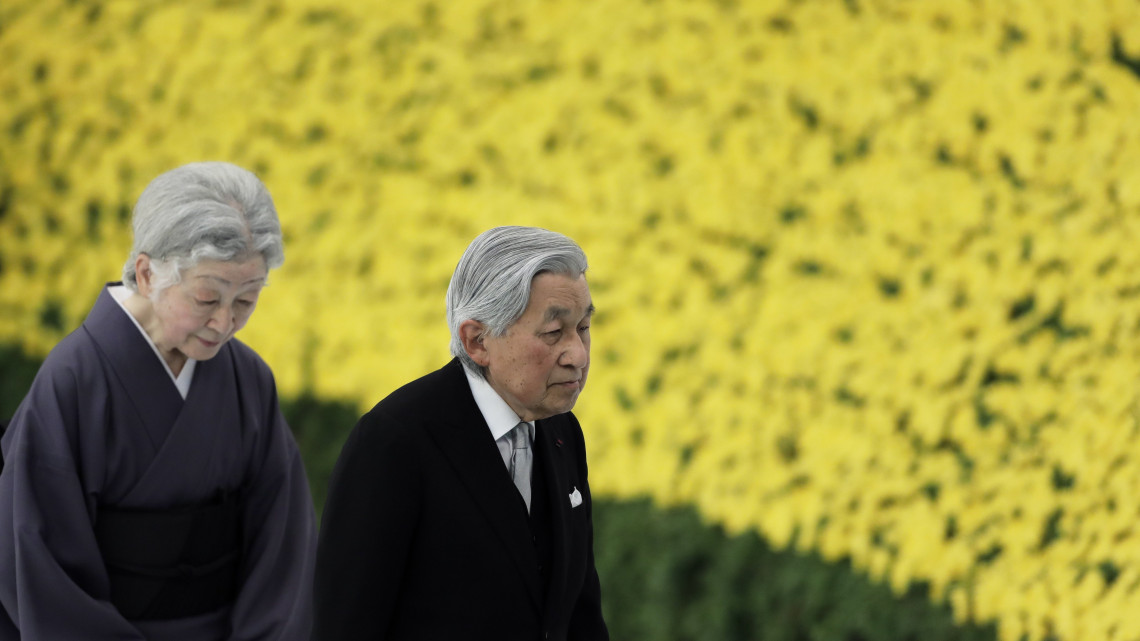 Tokió, 2018. augusztus 15.Akihito japán császár (j) és Micsiko császárné fejet hajt az oltár előtt a tokiói Nippon Budokan csarnokban, ahol megemlékezést tartanak a II. világháború során elhunyt japán katonák és polgári személyek emlékére Japán háborús kapitulációjának 73. évfordulóján. Japán 1945. augusztus 15-én jelentette be, hogy feltétel nélkül leteszi a fegyvert az Egyesült Államok előtt. A fegyverszüneti egyezményt szeptember 2-án írták alá az amerikai Missouri hadihajón. (MTI/EPA/Ota Kijosi)