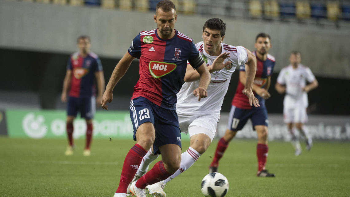 A fehérvári Juhász Roland (b) és a kisvárdai Anton Sinder az OTP Bank Liga 1. fordulójában játszott MOL Vidi FC - Kisvárda mérkőzésen a felcsúti Pancho Arénában 2018. július 21-én.