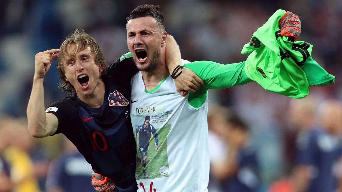 Nyizsnij Novgorod, 2018. július 1.Danijel Subasic horvát kapus (j) csapattársa, Luka Modric, miután 11-esekkel 3-2-re győztek az oroszországi labdarúgó-világbajnokság nyolcaddöntőjének Horvátország  Dánia mérkőzésén, a hosszabbítás utáni büntetőpárbajban Nyizsnij Novgorodban 2018. július 1-jén. (MTI/EPA/Tolga Bozoglu)