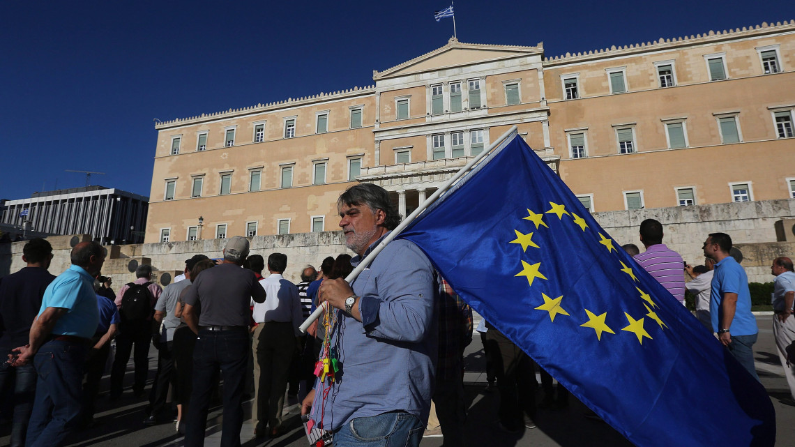 Athén, 2016. június 15.Kormányellenes tüntetők tiltakoznak az újabb megszorító intézkedések ellen az athéni parlament előtti Szintagma téren 2016. június 15-én. A görög parlament májusban és júniusban már több takarékossági intézkedést jóváhagyott. A görög kormány abban bízik, hogy mielőbb hozzájuthat az uniós mentőcsomag újabb, 7,5 milliárd eurós részletéhez. (MTI/EPA/Oresztisz Panajotu)