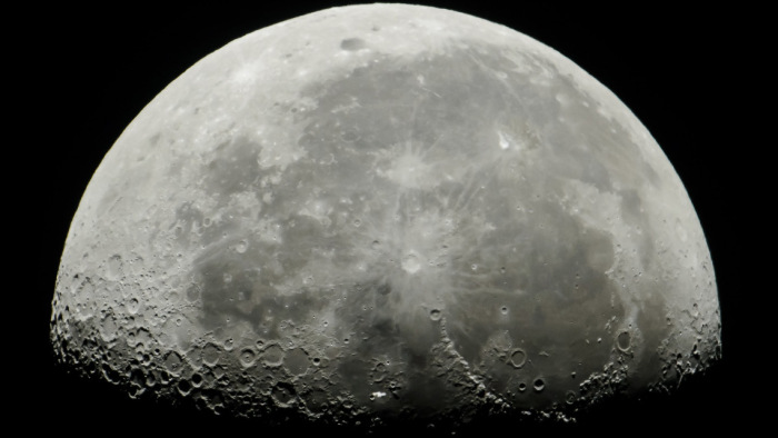 Egész közelről kapta el egy kamera a Hold előtt elhúzó Nemzetközi Űrállomást