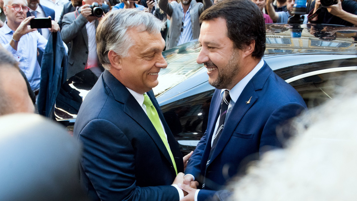 Matteo Salvini olasz belügyminiszter (j) fogadja Orbán Viktor miniszterelnököt a milánói városházán 2018. augusztus 28-án.