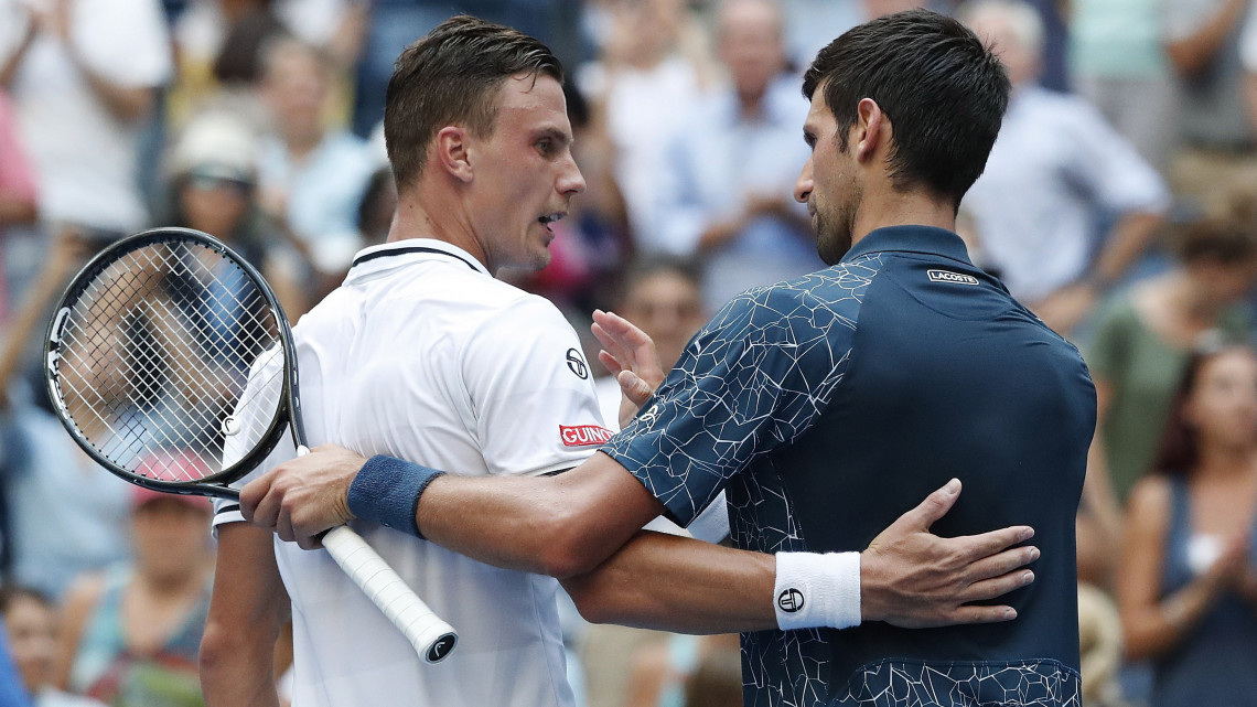 New York, 2018. augusztus 29.Fucsovics Márton és a szerb Novak Djokovic (j) a hálónál, miután Djokovic győzött az amerikai nemzetközi teniszbajnokság férfi egyesének első fordulójában a New York-i Flushing Meadowsban 2018. augusztus 28-án. (MTI/EPA/Jason Szenes) *** Local Caption *** 53000073