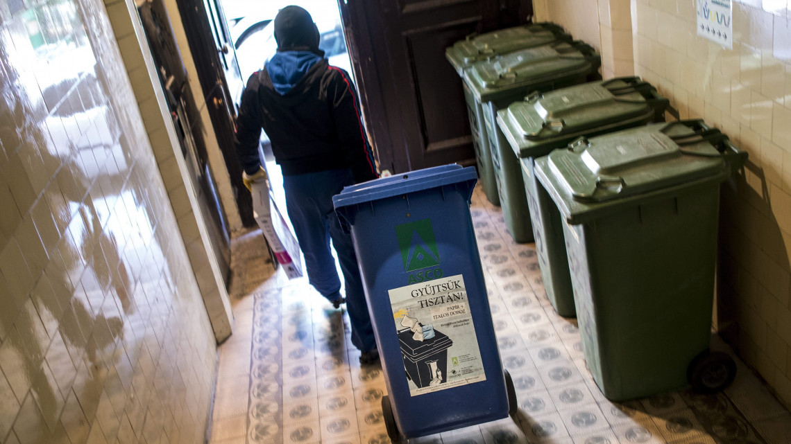 Lakossági szelektív hulladékot gyűjtenek be a hasznosítható hulladékbegyűjtéssel és -előkezeléssel foglalkozó Asco Hungária Kft. munkásai a budapesti Izabella utcában 2015. április 20-án. Április 22. a Föld napja. A világméretű környezetvédelmi akciónap társadalmi kezdeményezésként 1970-ben indult az Egyesült Államokból, Magyarországon 1990 óta tartják meg.