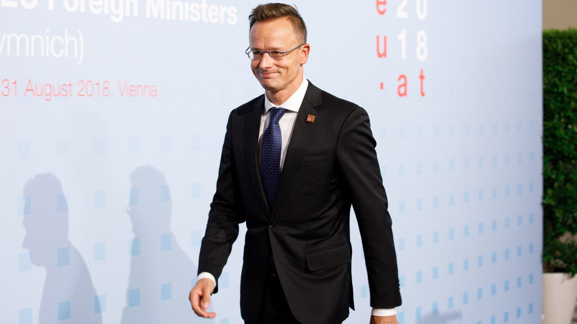 Bécs, 2018. augusztus 30.Szijjártó Péter külgazdasági és külügyminiszter megérkezik az EU-tagországok külügyminisztereinek informális találkozójára a bécsi Hofburgban, a kétnapos tanácskozás első napján, 2018. augusztus 30-án. Az Európai Unió soros elnöki tisztségét július 1-jétől fél éven át Ausztria tölti be. (MTI/EPA/Florian Wieser)