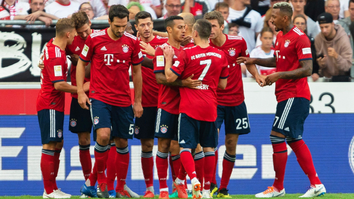 Stuttgart, 2018. szeptember 1.Csapattársai ünneplik Leon Goretzkát, a Bayern München játékosát, aki gólt lőtt a VfB Stuttgart elleni bajnoki labdarúgó-mérkőzésen Stuttgartban 2018. szeptember 1-jén. (MTI/EPA/Daniel Maurer)