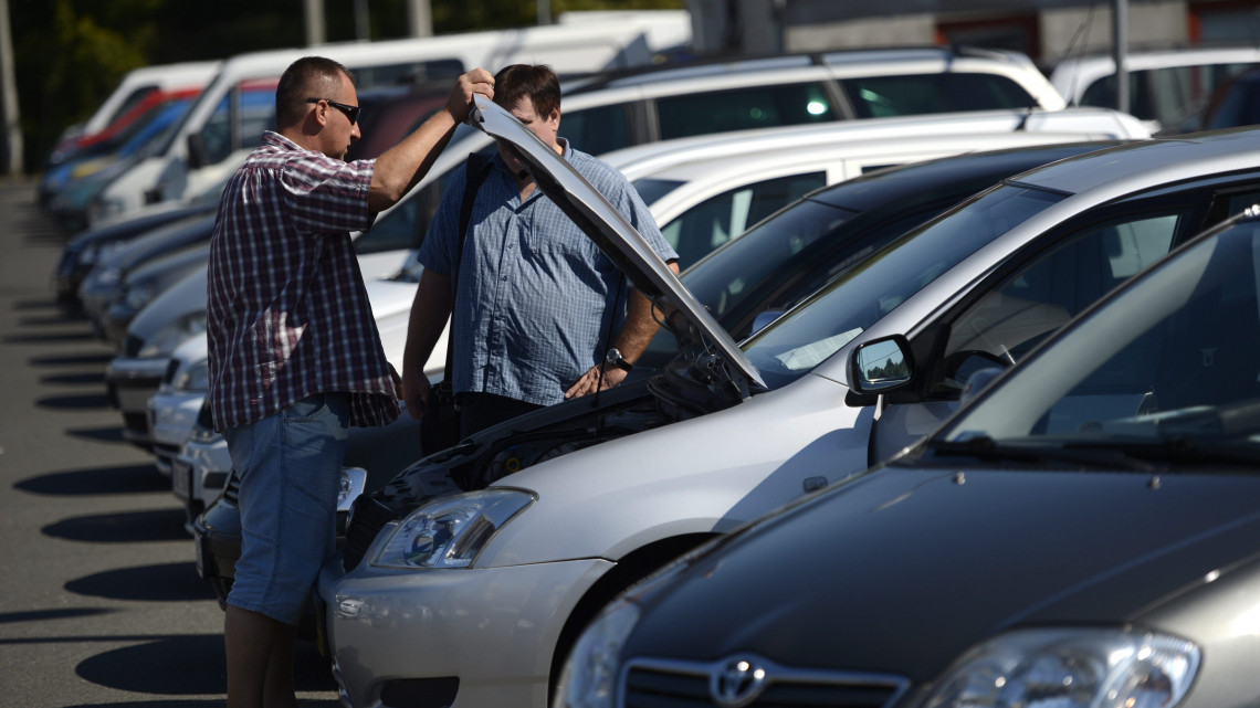 Autókereskedő egy autót mutat egy érkelődőnek a Fővárosi Autópiacon, a XIX. kerületi Nagykőrösi úton 2013. szeptember 7-én.