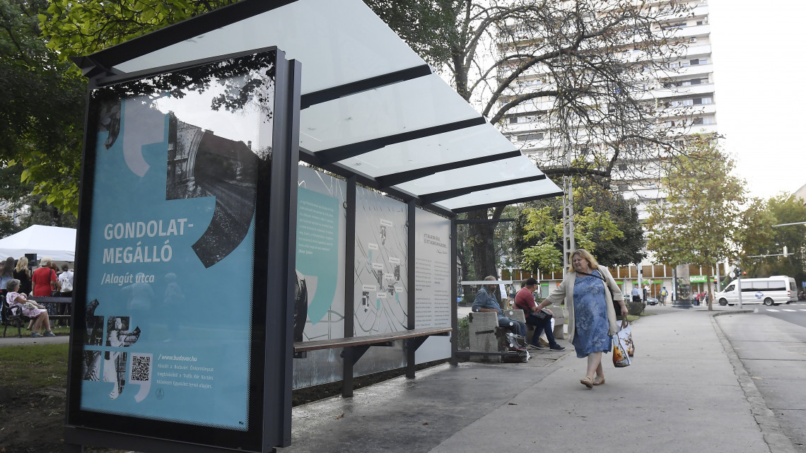 Magyar írók, költők idézeteivel díszített gondolatmegálló a BKK Alagút utcai buszmegállójában 2018. szeptember 5-én.