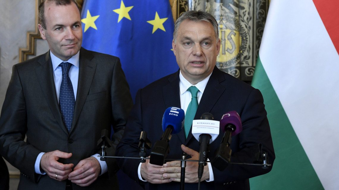 Orbán Viktor miniszterelnök (j) és Manfred Weber, az Európai Néppárt (EPP) EP-képviselőcsoportjának elnöke sajtónyilatkozatot tesz az Országházban 2018. március 20-án.
