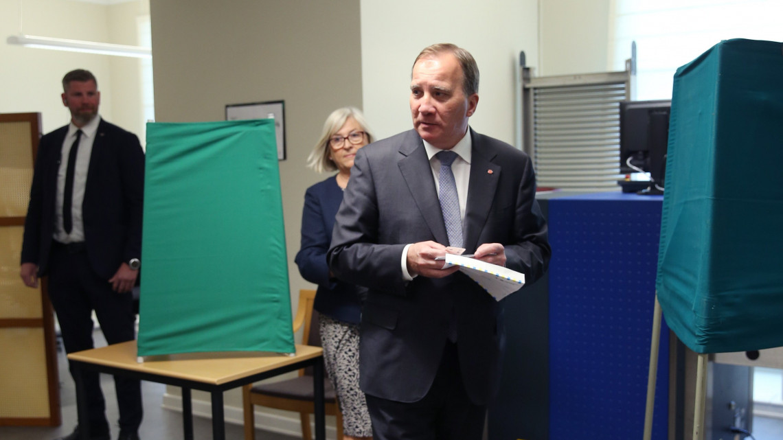 Stockholm, 2018. szeptember 9.Stefan Löfven miniszterelnök, a Svéd Szociáldemokrata Párt elnöke és felesége, Ulla Löfven voksol egy stockholmi szavazóhelyiségben svéd parlamenti választások napján, 2018. szeptember 9-én. (MTI/EPA/TT/Sören Andersson)