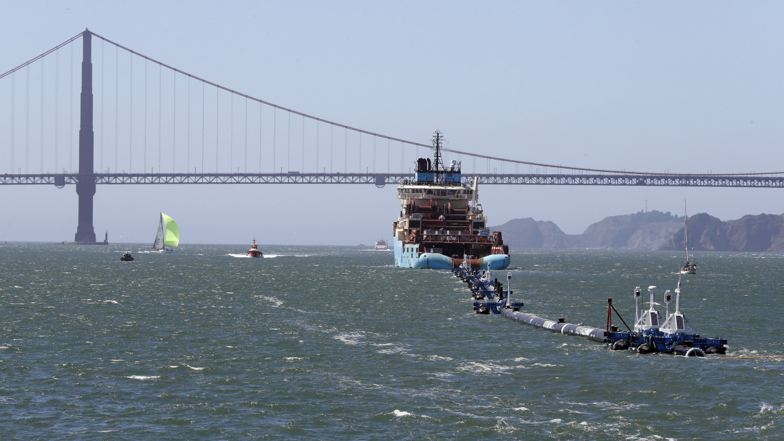 San Francisco, 2018. szeptember 9.A holland Boyan Slat által feltalált, Ocean Cleanup nevű szerkezetet vontatja ki a projekt hajója a San Francisco-öbölből 2018. szeptember 9-én. Az óceánok műanyaghulladékainak eltakarítására szolgáló Ocean Cleanup két év tesztidőszak után indult útnak a nagy csendes-óceáni szemétszigethez. A tengeráramlatok által összeterelt, vízfelszínen és az alatt lebegő hulladék a világóceánban felgyülemlett szemétfoltok legnagyobbika, amely felbecsülhetetlen károkat okoz az óceán élővilágában és a madárpopulációkban. (MTI/EPA/Monica Davey)