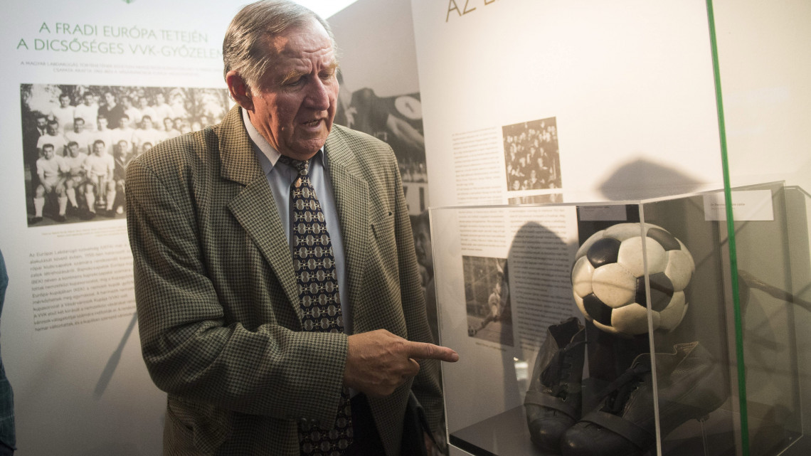 Géczi István, a Ferencváros egykori válogatott kapusa a magyar klubfutball egyetlen európai kupagyőzelmének, a Ferencvárosi Torna Club 1965-ös Vásárvárosok Kupája-sikerének 50. évfordulója alkalmából rendezett ünnepségen a zöld-fehérek otthonában, a budapesti Groupama Arénában, a Fradi Múzeumban 2015. június 23-án. 