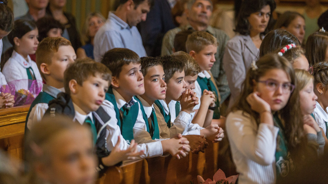 Közös imával kezdik a tanévet a megszüntetett Római Katolikus Gimnázium diákjai és tanárai a marosvásárhelyi Keresztelő Szent János katolikus templomban 2017. szeptember 11-én. A Maros megyei tanfelügyelőség a katolikus iskola osztályait besorolta a Bolyai Farkas Elméleti Líceumba.