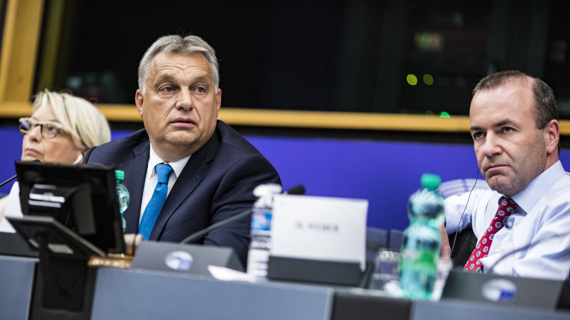 Orbán Viktor miniszterelnök (b2) az Európai Néppárt (EPP) frakcióülésén az EP épületében, Strasbourgban 2018. szeptember 11-én. Mellette Manfred Weber, az Európai Néppárt, az EPP frakcióvezetője (j).