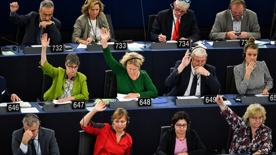 Strasbourg, 2018. szeptember 12.Judith Sargentini holland zöldpárti képviselő (k) szavaz a nevét viselő Sargentini-jelentésről az Európai Parlament plenáris ülésén, Strasbourgban 2018. szeptember 12-én. A képviselők a magyar jogállamisági helyzetről szóló különjelentést 448 igen szavazattal, 197 ellenében, 48 tartózkodás mellett fogadták el. (MTI/EPA/Patrick Seeger)