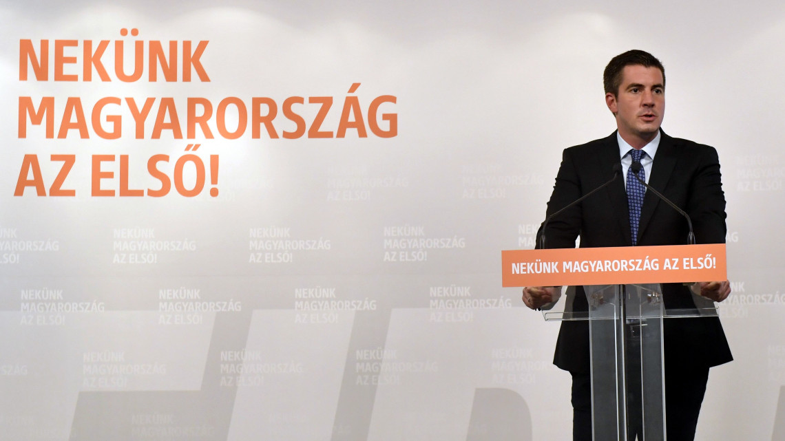 Kocsis Máté, a Fidesz frakcióvezetője sajtótájékoztatót tart a Sargentini-jelentés kapcsán az Országgyűlés Irodaházában 2018. szeptember 12-én. Ezen a napon megszavazta a magyar jogállamisági helyzetről szóló különjelentést az Európai Parlament (EP), a plenáris ülésen 448 igen szavazattal, 197 ellenében, 48 tartózkodás mellett fogadták el a képviselők a dokumentumot.
