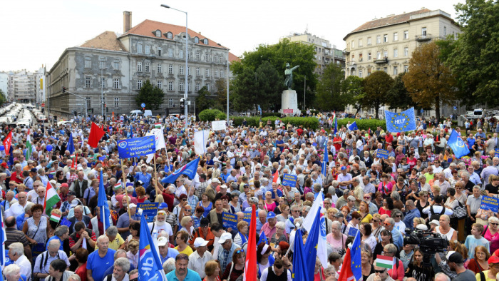 Tüntetésre szólítottak fel a baloldali ellenzéki politikusok