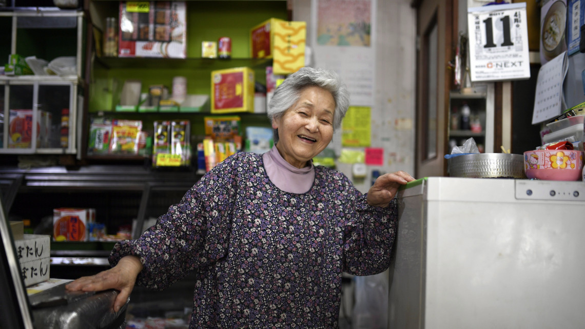 Tokió, 2017. június 8.2017. április 15-i kép a 78 éves japán Kitamura Micukóról a családi vegyeskereskedésükben Tokióban. Micuko és férje, a 86 éves Kitamura Juta hatvan éve vezetik a heti öt napon át nyitva tartó kisboltot. A szigetország népességének 27,3 százaléka 65 éves vagy idősebb, amely kategóriájában a legmagasabb demográfiai arányszám Ázsiában. (MTI/EPA/Franck Robichon)