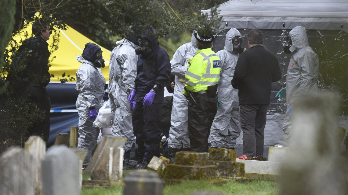 Salisbury, 2018. március 10.Bűnügyi szakértők vizsgálódnak Szergej Szkripal korábbi orosz kettős ügynök mérgezése ügyében a dél-angliai Salisbury temetőjében 2018. március 10-én, hat nappal az után, hogy eszméletlen állapotban találtak rá a brit külső hírszerzés, az MI6 66 éves volt ügynökére és 33 éves lányára, Julijára a városban. A volt kém és lánya életveszélyes, de stabil állapotban fekszik egy salisburyi kórházban, a brit hatóságok szerint nagyon ritka idegméreggel mérgezték meg őket. (MTI/EPA/Neil Hall)