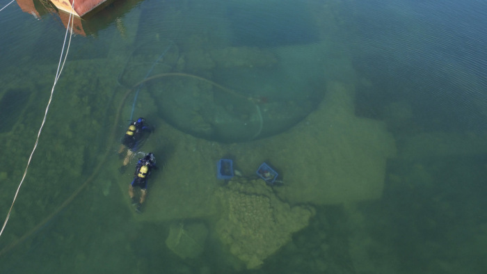 Különleges építmény romjaira bukkantak egy törökországi tóban