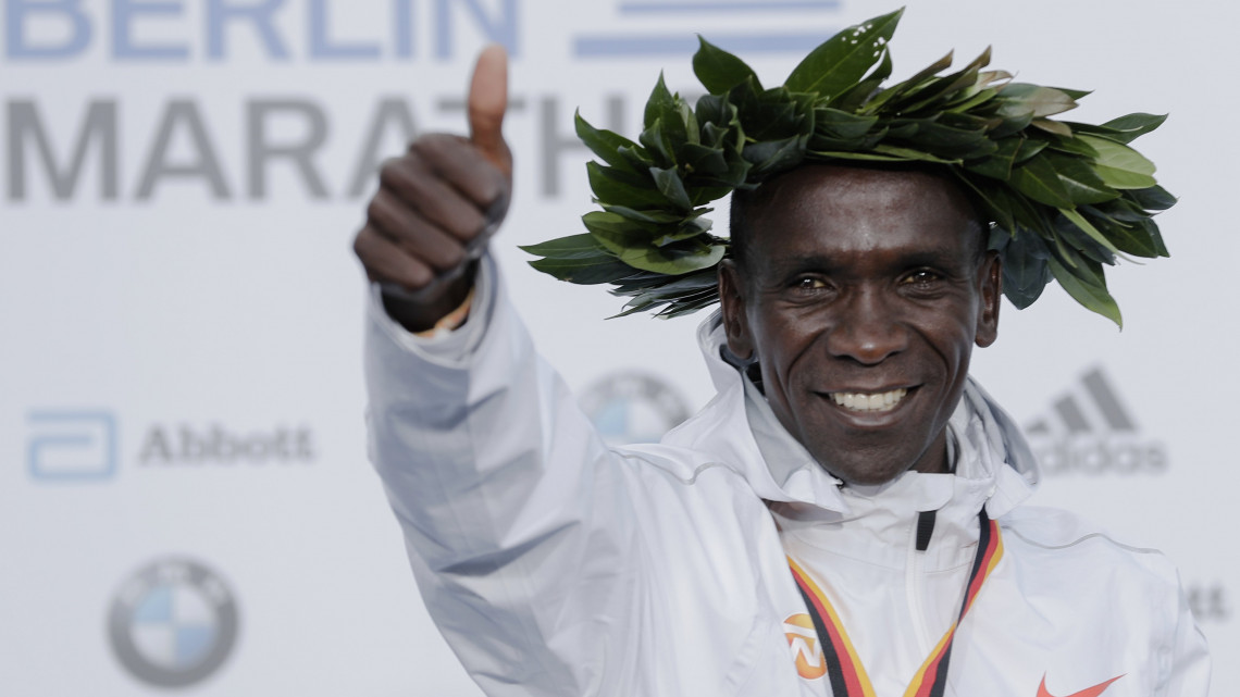Berlin, 2018. szeptember 16.A győztes kenyai Eliud Kipchoge az eredményhirdetésen, miután új világrekorddal, 2 óra 1 perc 39 másodperccel nyert a férfiak mezőnyében a 45. berlini maratonon 2018. szeptember 16-án. (MTI/AP/Markus Schreiber)