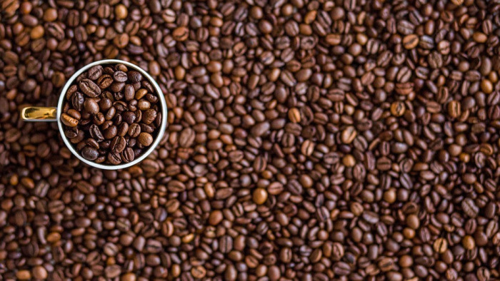 Két nagy csapás után az egekben a kávé ára