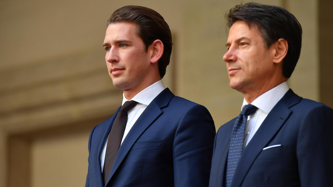 Róma, 2018. szeptember 18.Giuseppe Conte olasz miniszterelnök (j) fogadja Sebastian Kurz osztrák kancellárt a római kormányfői rezidencia, a Chigi-palota előtt 2018. szeptember 18-án. (MTI/EPA/Ettore Ferrari)