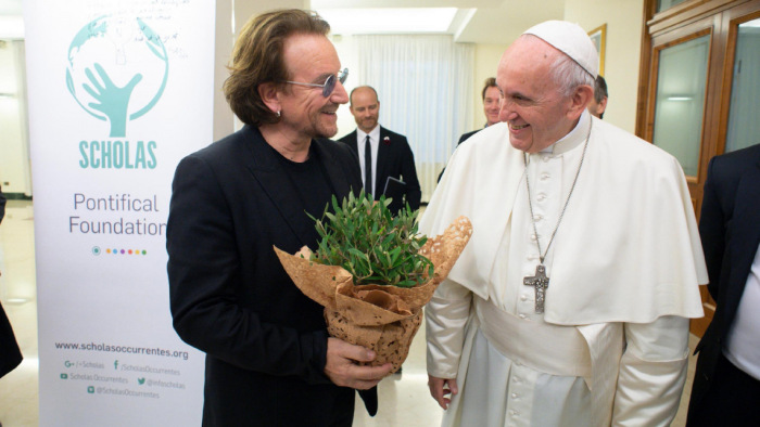 A szexuális visszaélésekről is beszélt Bono a pápával