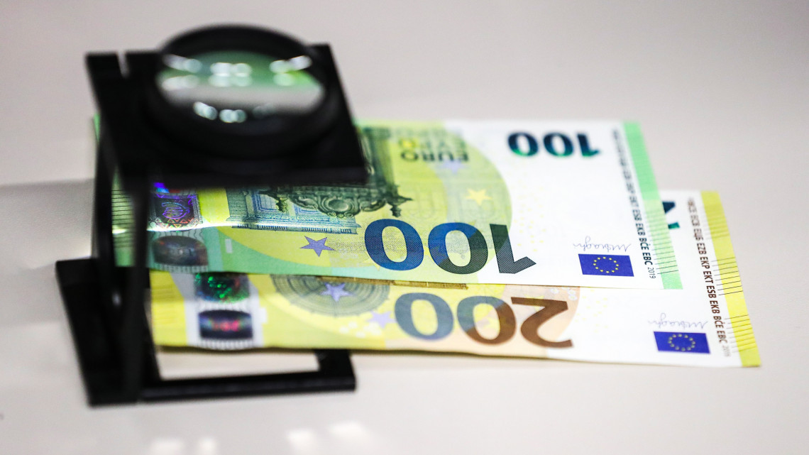 Frankfurt, 2018. szeptember 17.Az új 100 és 200 eurós bankjegyek bemutatása az Európai Központi Bank (EKB) frakfurti székházában 2018. szeptember 17-én. Az új bankjegyeket 2019. május 28-án bocsátják ki. (MTI/EPA/Armando Babani)