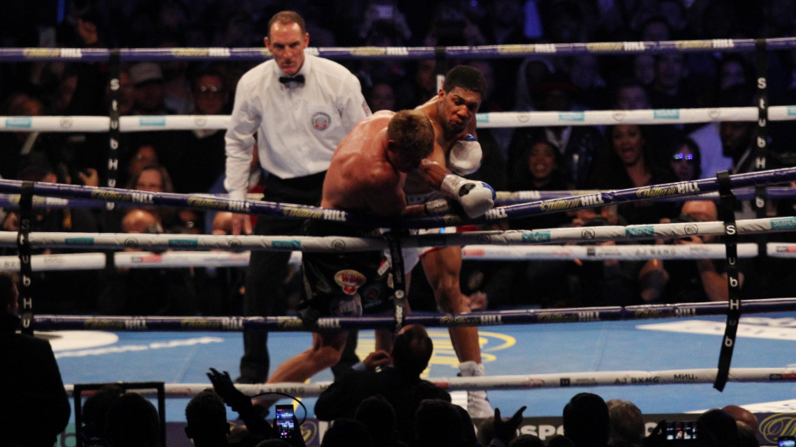 London, 2018. szeptember 23.A brit Anthony Joshua (j) a hetedik menetben kiüti az orosz Alekszandr Povetkint a Nemzetközi Ökölvívó-szövetség (IBF), az Ökölvívó Világszervezet (WBO), az Ökölvívó Világszövetség (WBA) és a Nemzetközi Ökölvívó Szervezet (IBO) profi nehézsúlyú bajnoki címéért vívott bokszmérkőzésen a londoni Wembley Stadionban 2018. szeptember 22-én. (MTI/EPA/Sean Dempsey)