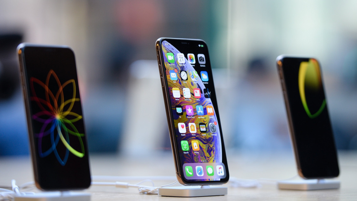 Sydney, 2018. szeptember 21.Az Apple amerikai számítástechnikai cég új iPhone XS és XS Max okostelefonjai egy sydney-i Apple-üzletben 2018. szeptember 21-én, a készülékek árusításának első napján. (MTI/EPA/Paul Braven)
