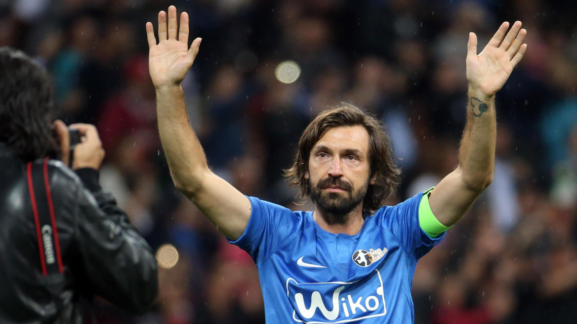 Milánó, 2018. május 22.Andrea Pirlo 116-szoros olasz válogatott köszönti a szurkolókat a milánói Giuseppe Meazza stadionban rendezett búcsúmérkőzésén 2018. május 21-én. A kétszeres Bajnokok Ligája-győztes és világbajnok 39 éves labdarúgó visszavonulását még 2017 novemberében jelentette be. Pirlo 1995 és 2017 között a Brescia, az Internazionale, a Reggina, az AC Milan, a Juventus, majd végül a New York City FC csapatát erősítette (MTI/EPA/Matteo Bazzi)