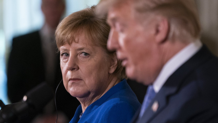 Merkel óva intette Trumpot