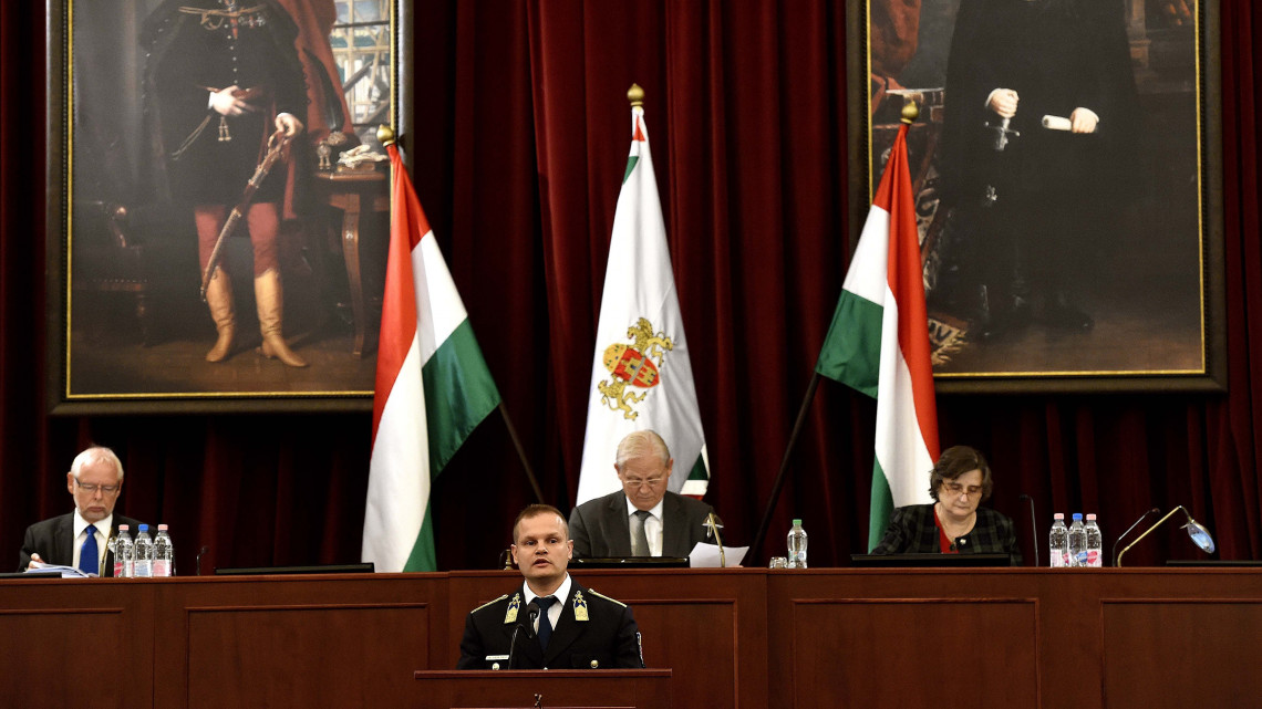 Terdik Tamás Budapest rendőrfőkapitány-jelöltje (k) beszél a Fővárosi Közgyűlés ülésén a Városházán 2018. szeptember 26-án. Mögötte Tarlós István főpolgármester (k), Bagdy Gábor pénzügyekért felelős főpolgármester-helyettes és Sárádi Kálmánné főjegyző.