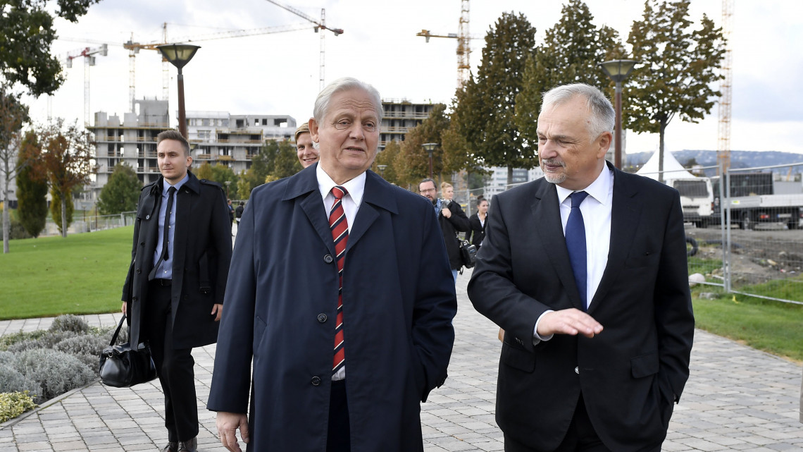 Tarlós István főpolgármester (k) és Hernádi Zsolt, a Mol elnök-vezérigazgatója (j) a Mol Campus ünnepélyes alapkőletétele után a Kopaszi gátnál 2018. október 2-án. A 120 méter magas, 28 emeletes, várhatóan 2021-re elkészülő Mol Campus a főváros legmagasabb épülete lesz.