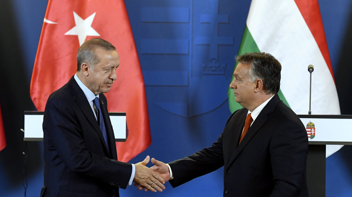 Recep Tayyip Erdogan török elnök (b) és Orbán Viktor miniszterelnök a megbeszélésüket követően tartott sajtótájékoztatón az Országházban 2018. október 8-án.
