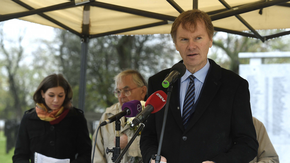 Fodor Gábor, a Magyar Liberális Párt (MLP) elnöke, független országgyűlési képviselő beszédet mond a Rákoskeresztúri új köztemető 301-es parcellájában tartott ünnepi megemlékezésen az 1956-os forradalom és szabadságharc kitörésének 61. évfordulóján, 2017. október 23-án. A háttérben Mécs Imre 56-os halálraítélt, volt szabad demokrata, majd szocialista parlamenti képviselő (b2) és Bősz Anett, a Magyar Liberális Párt (MLP) ügyvivője.