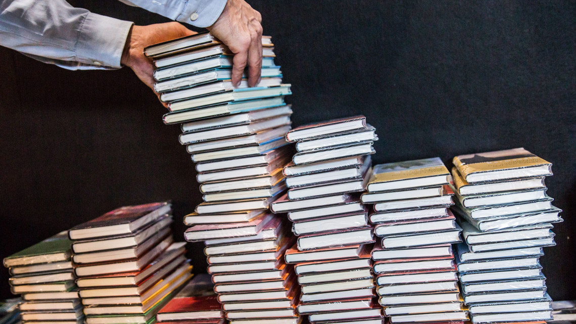 Frankfurt, 2015. október 13. Könyveket rendezget egy eladó a 67. Frankfurti Könyvvásár egyik pavilonjában 2015. október 13-án. Az október 14-én nyíló könyvvásárnak az idén Indonézia a díszvendége. (MTI/EPA/Frank Rumpenhorst)