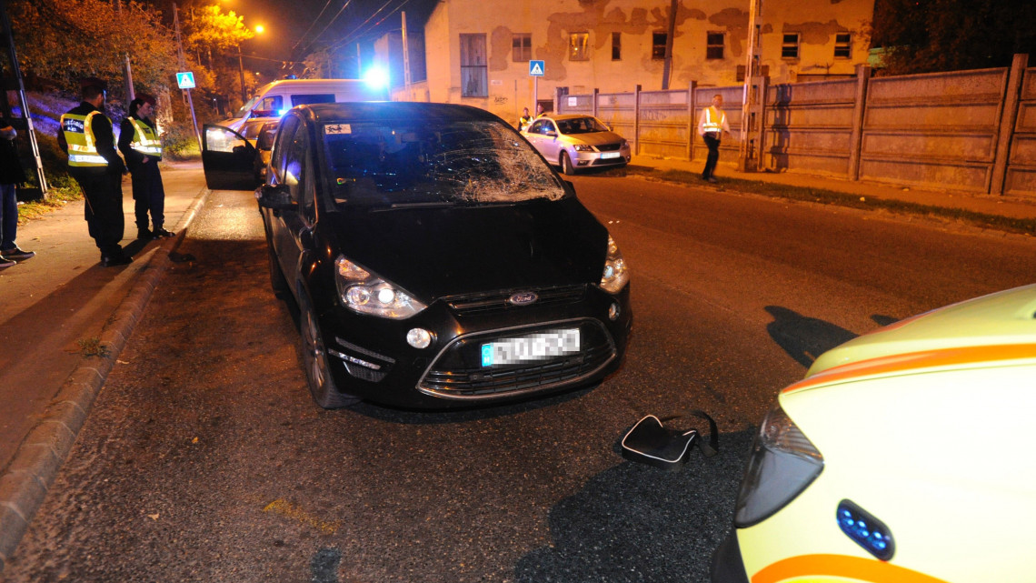 Rendőrök helyszínelnek a Hős utca és a Pongrác út kereszteződésénél, ahol egy autó halálra gázolt egy gyalogost.
MTI Fotó: Mihádák Zoltán