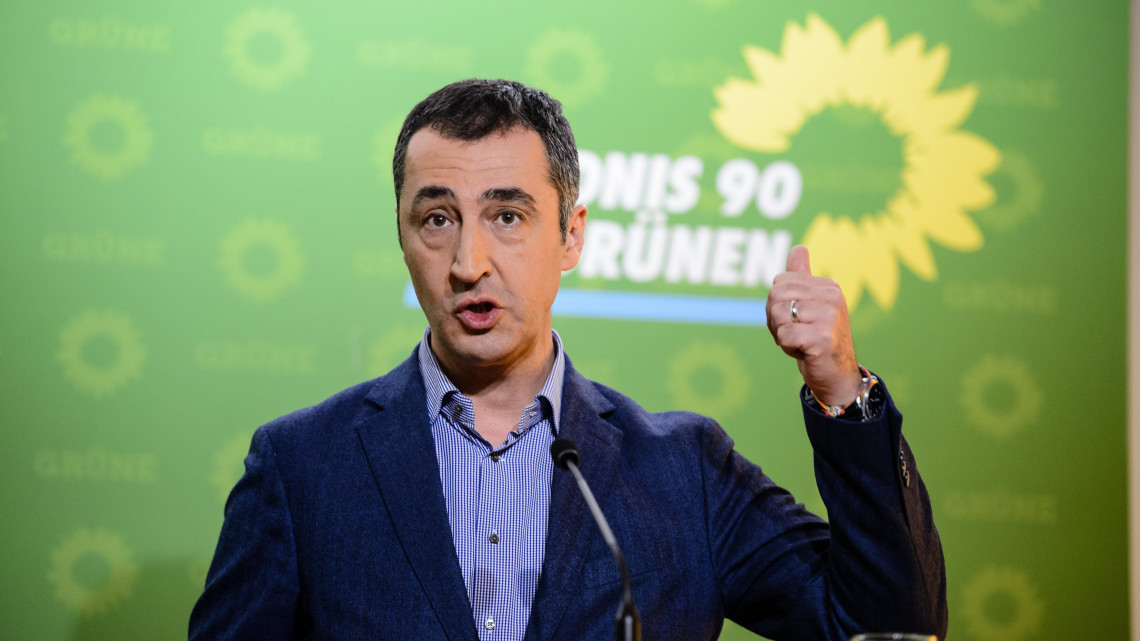 Berlin, 2017. október 9.Cem Özdemir, a Zöldek (Bündnis 90/Die Grünen) párt társelnöke sajtóértekezletet tart Berlinben 2017. október 9-én. Angela Merkel német kancellár, a Kereszténydemokrata Unió (CDU) elnöke ezen a napon bejelentette, hogy a CDU/CSU német jobbközép pártszövetség október 18-ra meghívja a Zöldeket és a liberális Német Szabaddemokrata Pártot (FDP) a kormányzati együttműködés lehetőségeinek felmérést célzó első egyeztetésre. (MTI/EPA/Jens Schlüter)