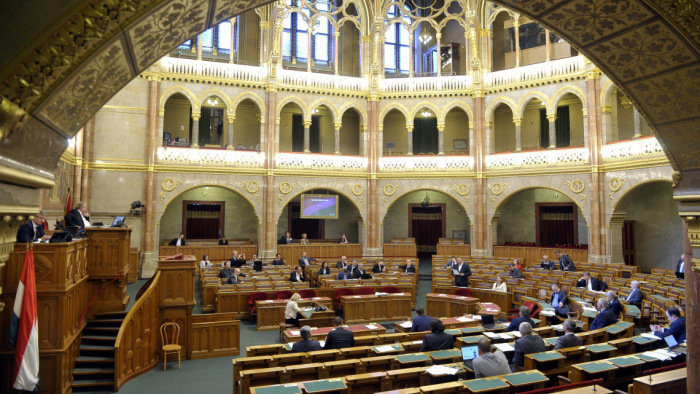 Megemlékezéssel és új tagok eskütételével kezdődik a Parlament tavaszi ülésszaka