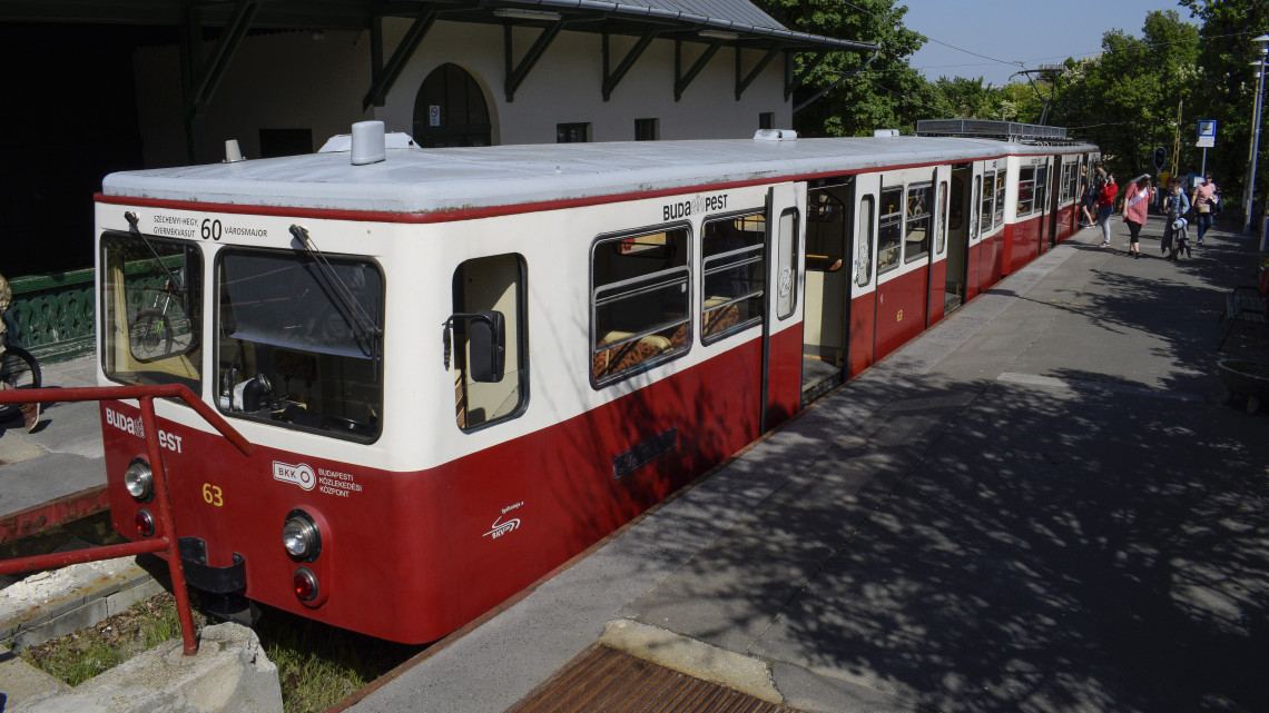 A fogaskerekű vasút, (60-as jelzésű villamos) várakozik a Széchenyi-hegy végállomáson. A Budapesti Fogaskerekű Vasút Budapest egyetlen fogaskerekű vasútja, mely a XII. kerületben, a Városmajor és a Széchenyi-hegy, Gyermekvasút állomások között közlekedik. MTVA/Bizományosi: Róka László  *************************** Kedves Felhasználó!