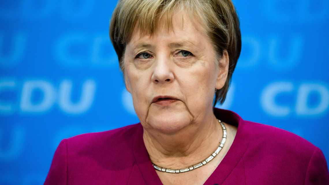 Berlin, 2018. szeptember 24.Angela Merkel német kancellár, a Kereszténydemokrata Unió (CDU) vezetője sajtótájékoztatót tart a párt elnökségi ülése előtt Berlinben 2018. szeptember 24-én. (MTI/EPA/Clemens Bilan)