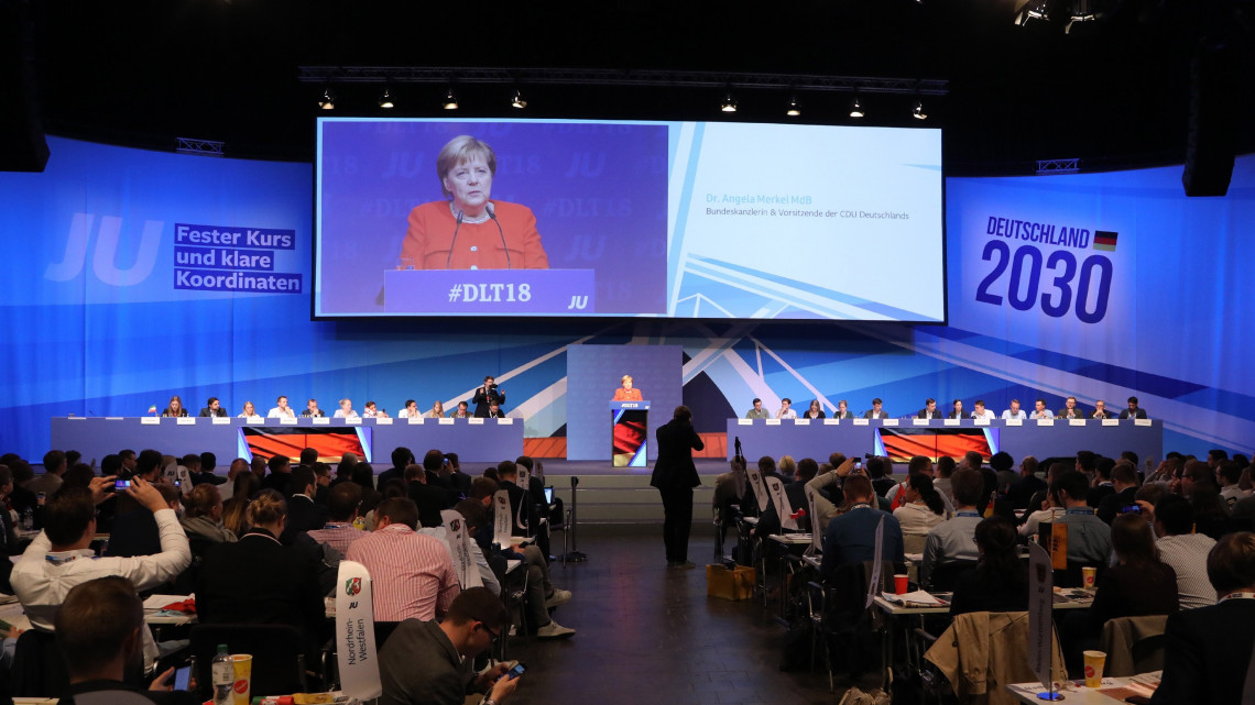 Kiel, 2018. október 6.Angela Merkel német kancellár, a Kereszténydemokrata Unió (CDU) elnöke (k) beszédet mond a kormányzó konzervatív uniópártok ifjúsági szervezetének (JU) rendezvényén Kielben 2018. október 6-án. (MTI/EPA/Focke Strangmann)