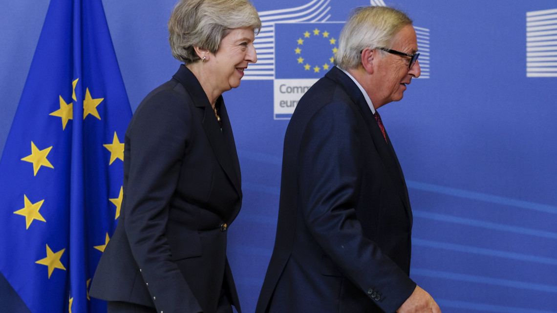 Jean-Claude Juncker, az Európai Bizottság elnöke fogadja Theresa May brit miniszterelnököt az Európai Unió brüsszeli csúcstalálkozója előtt a bizottság brüsszeli székházában 2018. október 17-én.