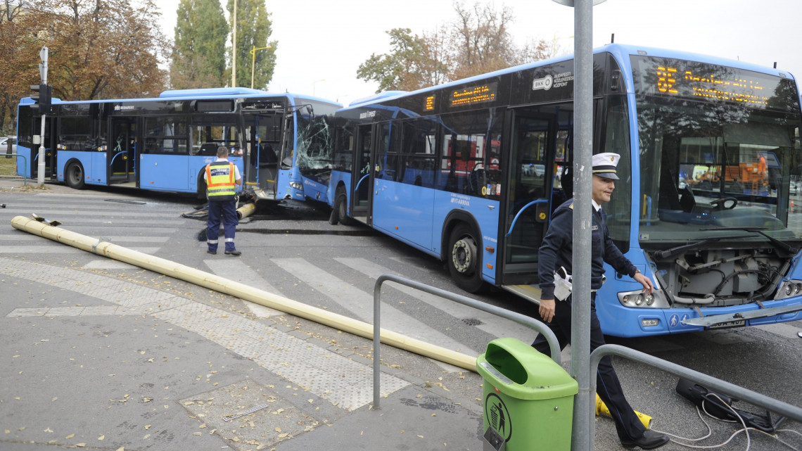 Összetört autóbuszok a főváros XI. kerületében, a Jagelló út és a Hegyalja út kereszteződésében, ahol a két gépjármű összeütközött 2018. október 18-án. A balesetben négyen megsérültek és sok üzemanyag került az úttestre.