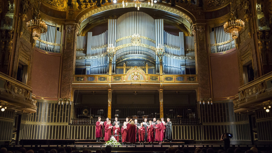 A Zeneakadémia Egyházzene Tanszékének tanáraiból és diákjaiból álló kórus lép fel az előző nap elhunyt Kocsis Zoltán kétszeres Kossuth-díjas, Corvin-lánccal kitüntetett zongoraművész, karmester, zeneszerző, az intézmény egykori diákja, később tanára tiszteletére rendezett megemlékezésen a Zeneakadémia nagytermében 2016. november 7-én.