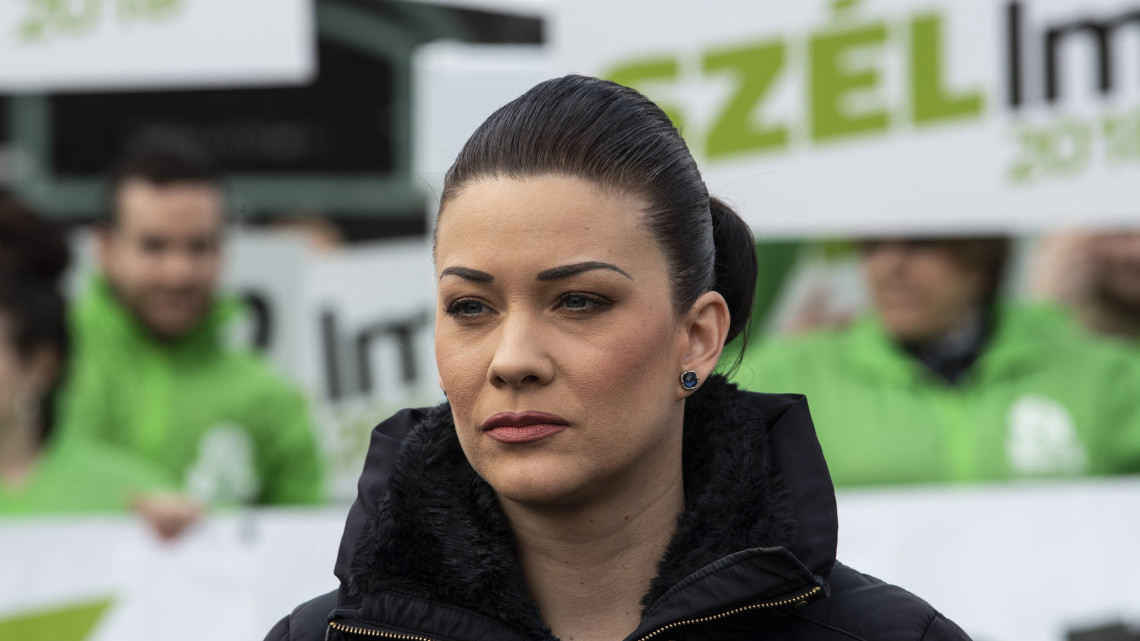 Demeter Márta, az LMP országgyűlési képviselője a párt Több nőt a politikába! című, utcai akcióval egybekötött sajtótájékoztatóján a budapesti Móricz Zsigmond körtéren 2018. április 5-én.