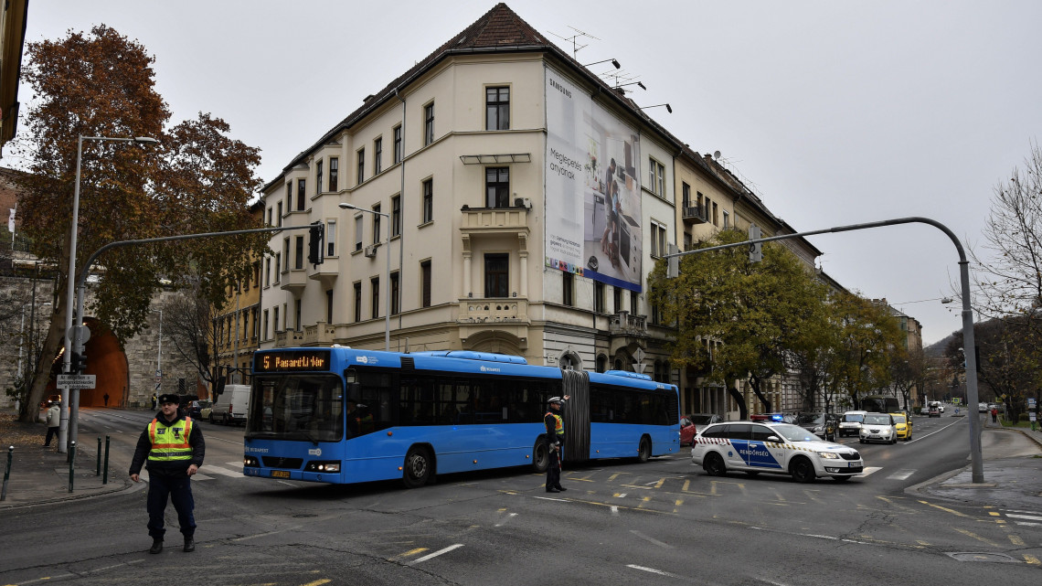 Rendőrségi útzár Budapesten, az Attila út és az Alagút utca kereszteződésében a kínai miniszterelnök látogatásának negyedik napján, 2017. november 29-én.