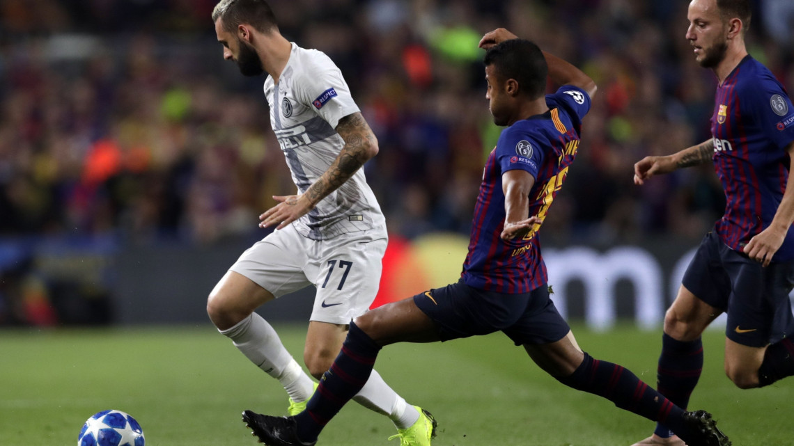 Marcelo Brozovic, az olasz Internazionale (b) és Rafinha, a spanyol FC Barcelona játékosa a labdarúgó Bajnokok Ligája harmadik fordulójának B csoportjában játszott mérkőzésen a barcelonai Nou Camp stadionban 2018. október 24-én.